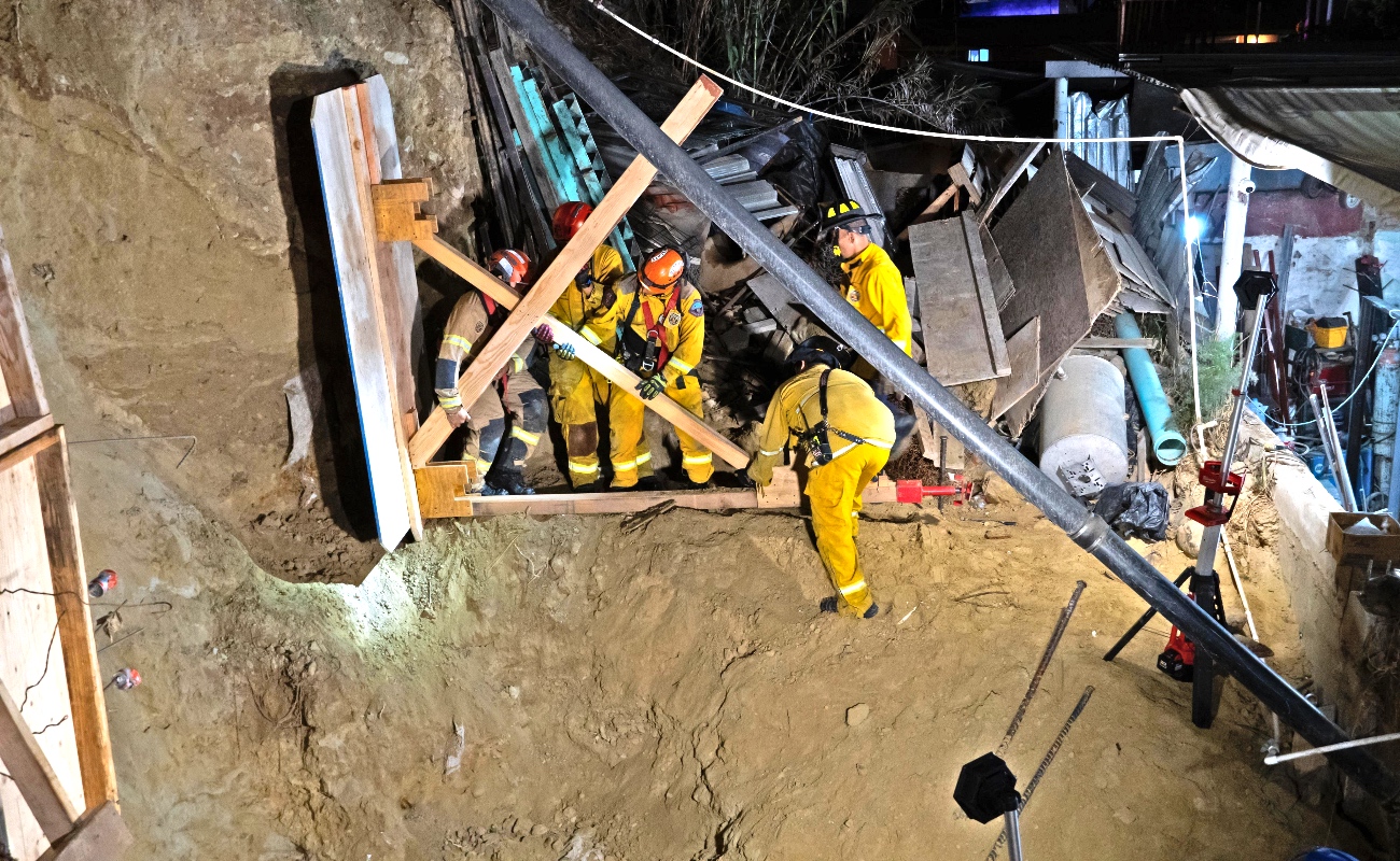 Recuperan Bomberos cuerpo de trabajador atrapado en obra en construcción