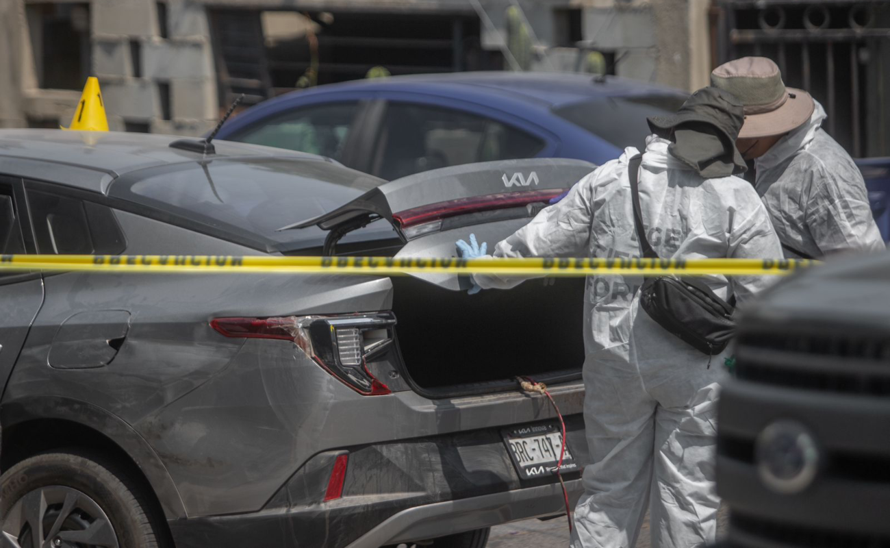 Abandonan carro con restos de sangre y dientes