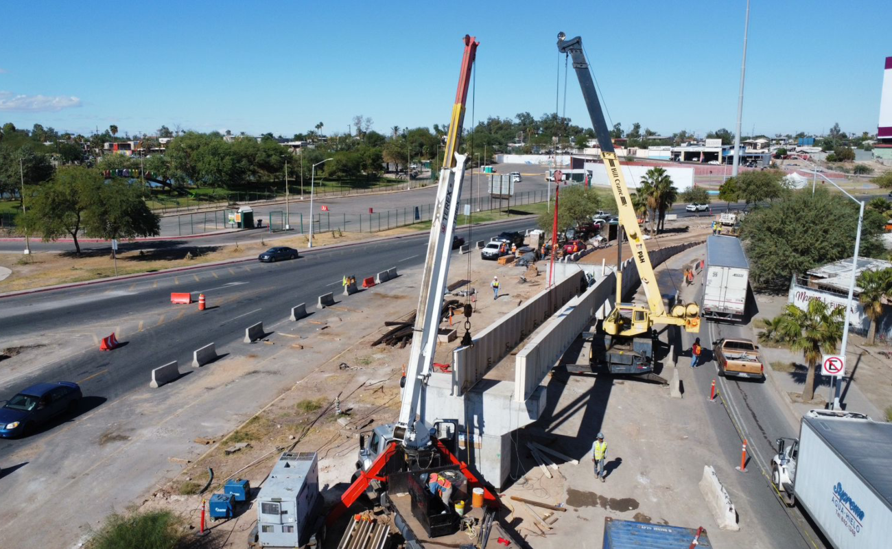 Instala SIDURT las primera vigas del puente vial en Río Nuevo y Eje Central