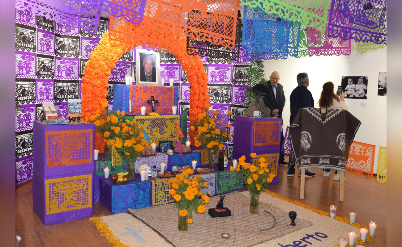 Honran a don Heberto Peterson con altar de muertos en Casa de la Cultura