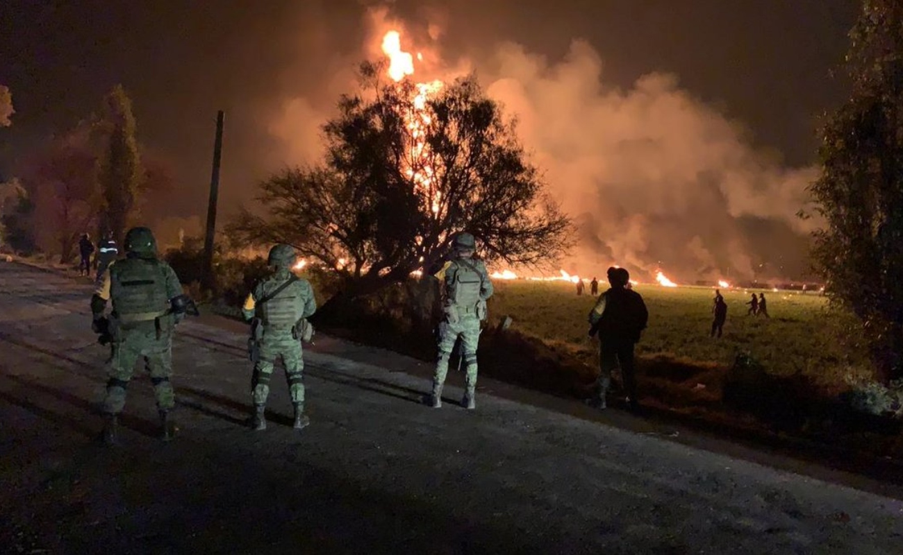 Reportan al menos 20 muertos tras explosión de ducto clandestino en Hidalgo