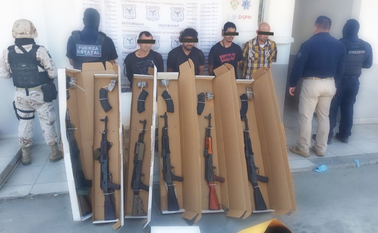 Capturan a cuatro hombres fuertemente armados en Tecate