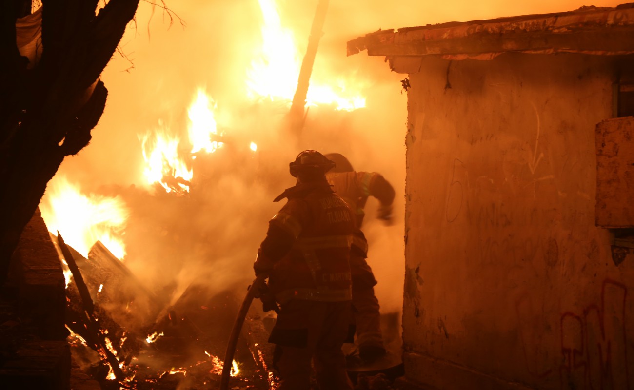 Un muerto, un herido y ocho viviendas calcinadas en incendio en Lomas Taurinas