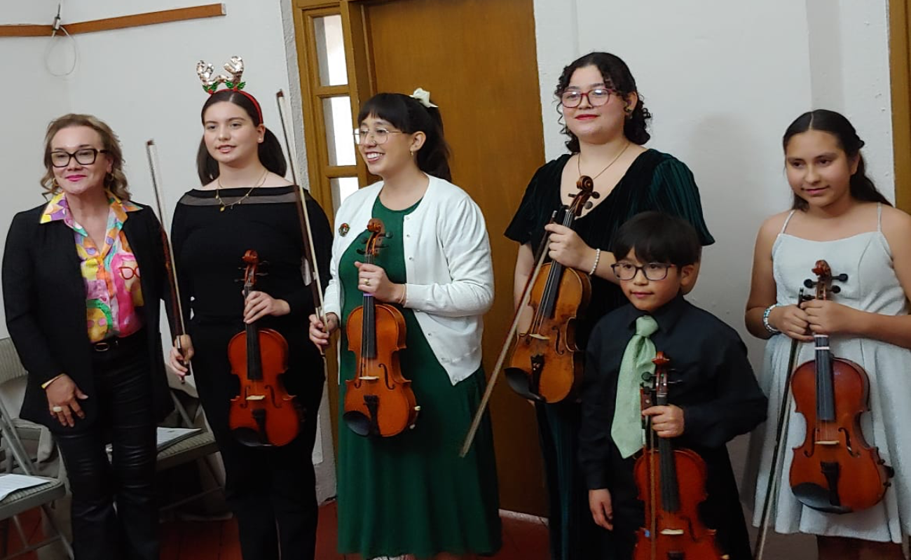 Estudiantes de música ofrecen un recital navideño para finalizar el semestre