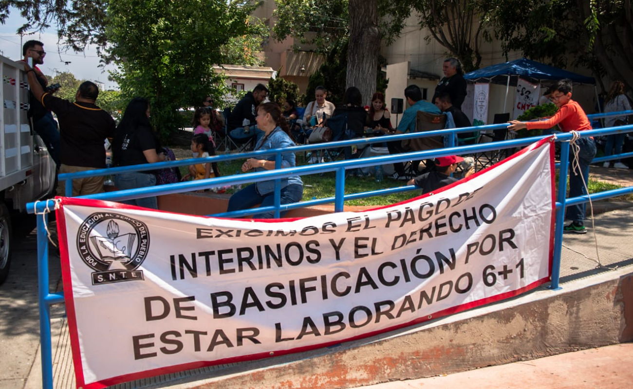 Maestros de la CNTE mantienen bloqueada la Secretaría de Educación