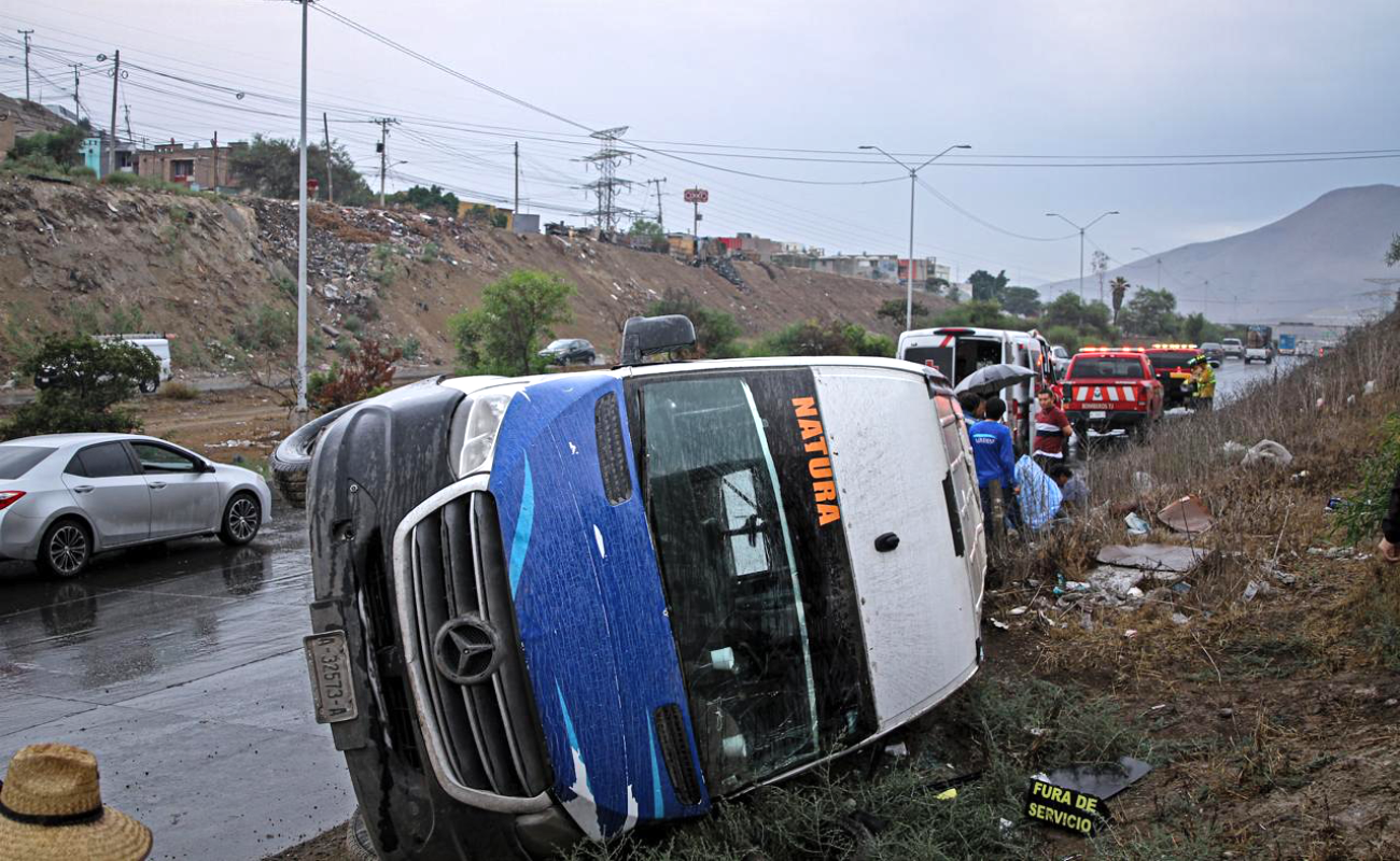 Vuelca transporte público sobre el Bulevar 2000