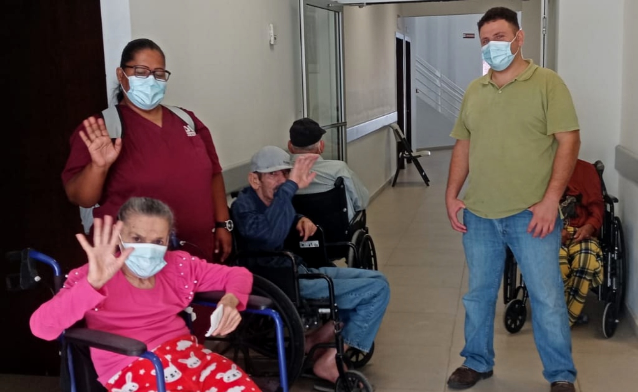 Benefician con cirugía de ojos a abuelitos de asilo de ancianos "Dr. Carlos Canseco"
