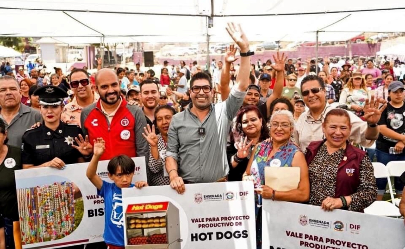 Entrega Armando Ayala apoyos sociales por cerca de 300 mil pesos en la colonia Ruiz Cortines