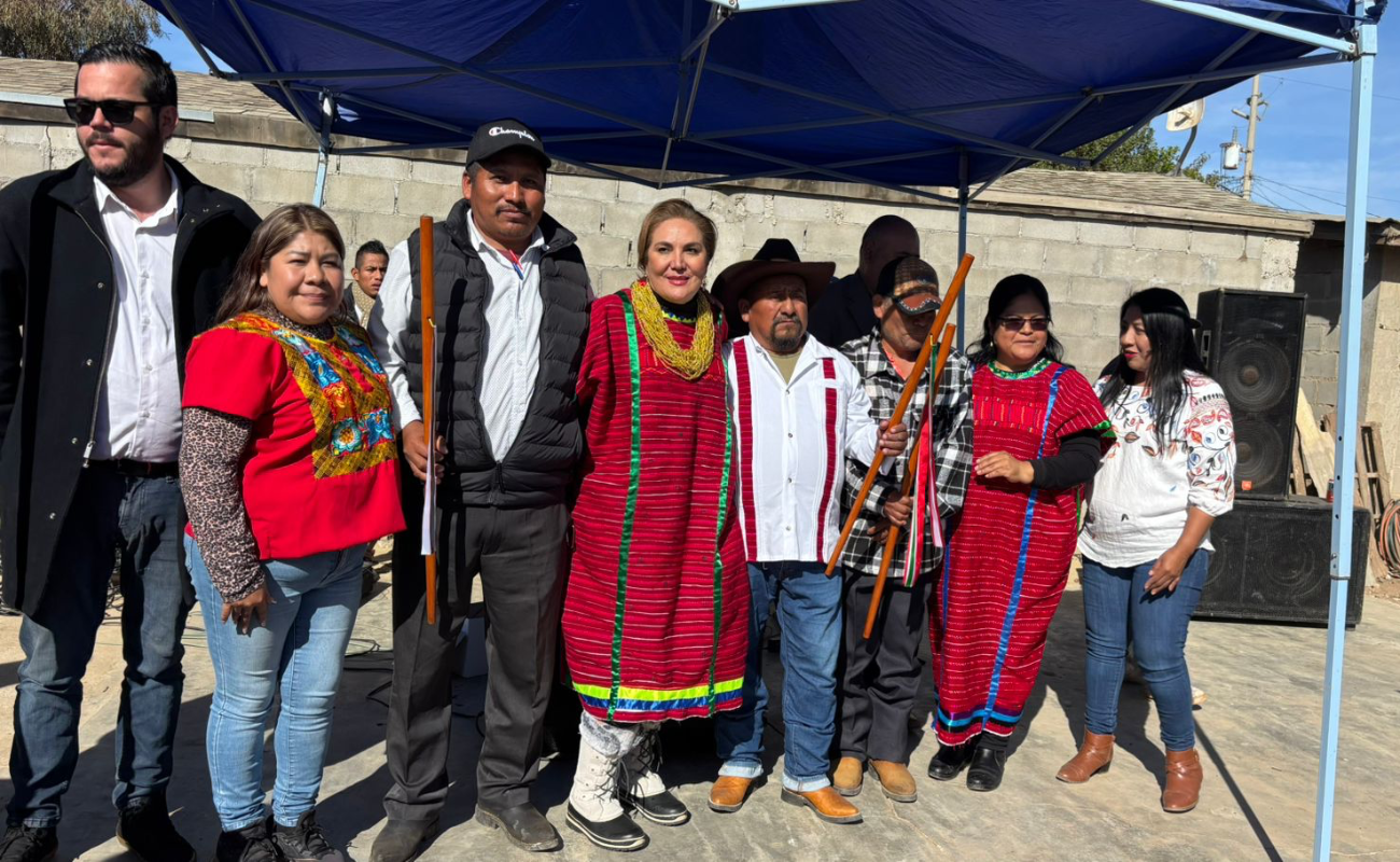 Entrega alcaldesa de San Quintín Bastón de Mando en la Colonia Nuevo San Juan Cópala