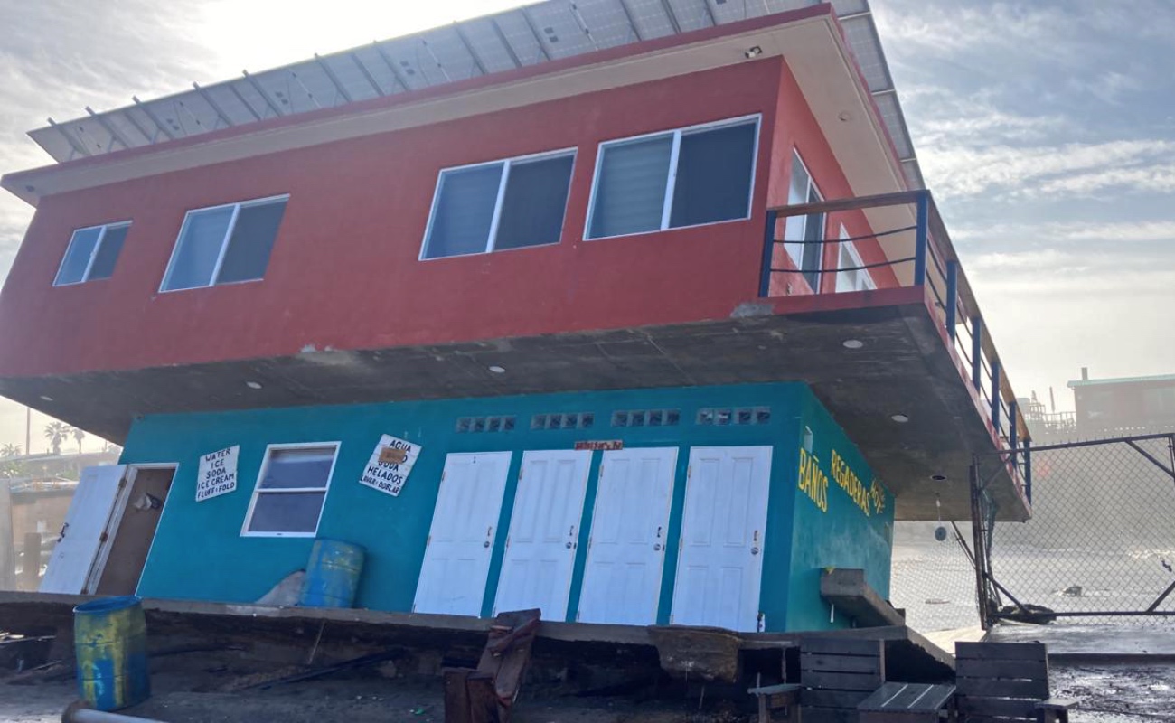 Provoca oleaje alto riesgo de colapso de vivienda en Rosarito