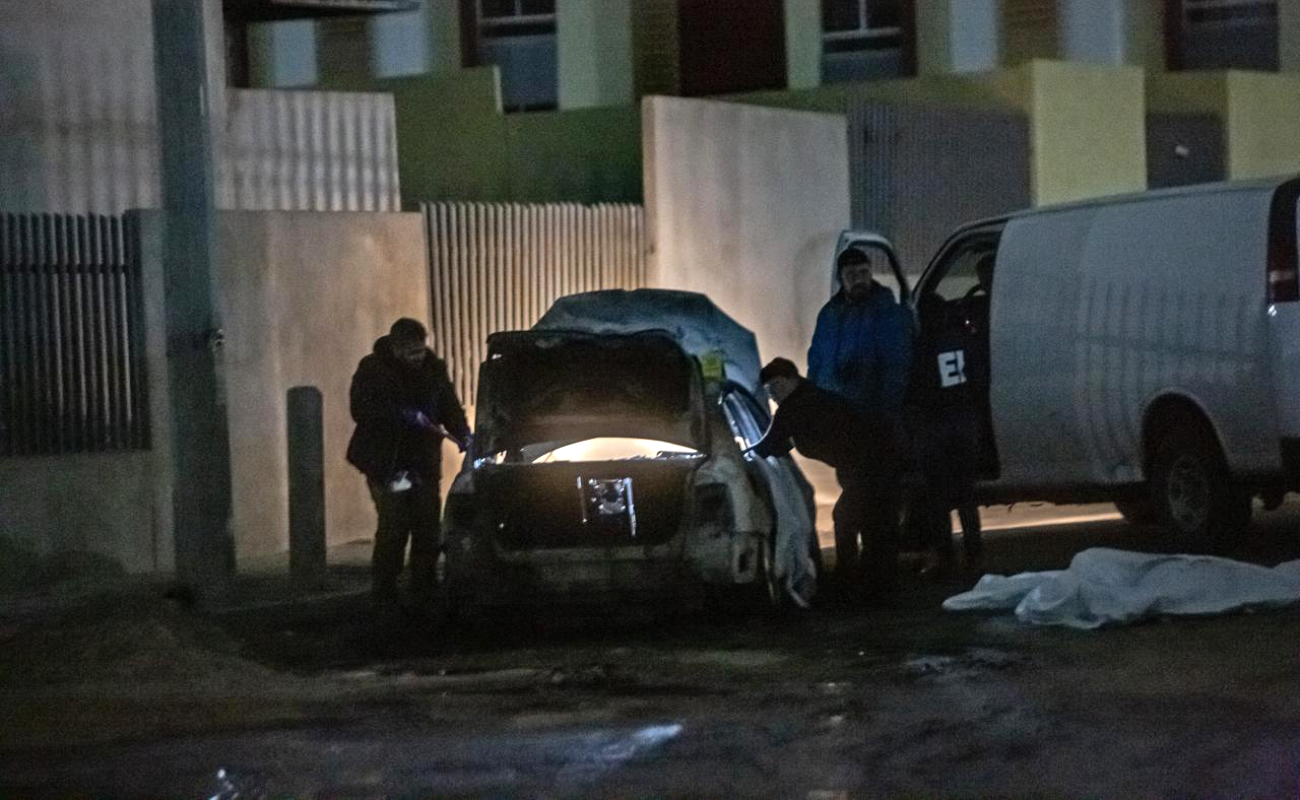 Hallan tres cadáveres calcinados dentro de vehículo en Valle del Sol