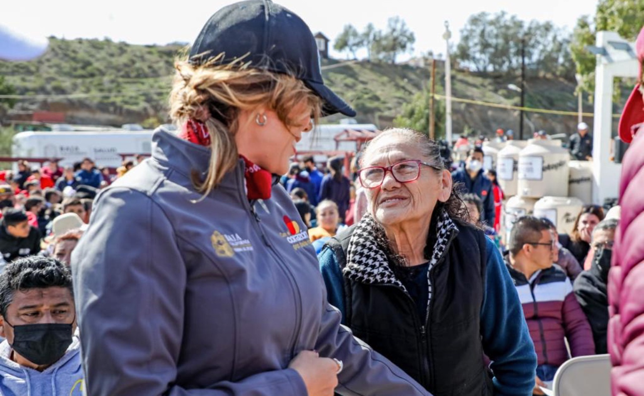 Atiende gobernadora Marina del Pilar necesidades de familias de Isla de Cedros