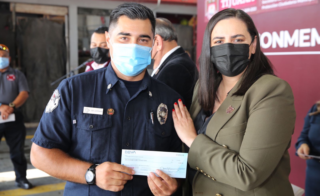Entregan estímulos económicos a bomberos de Tijuana