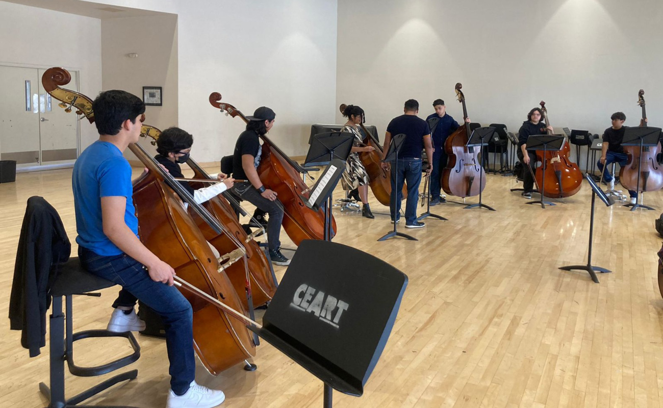 Reciben estudiantes de orquestas comunitarias, clase maestra de músicos de la OBC