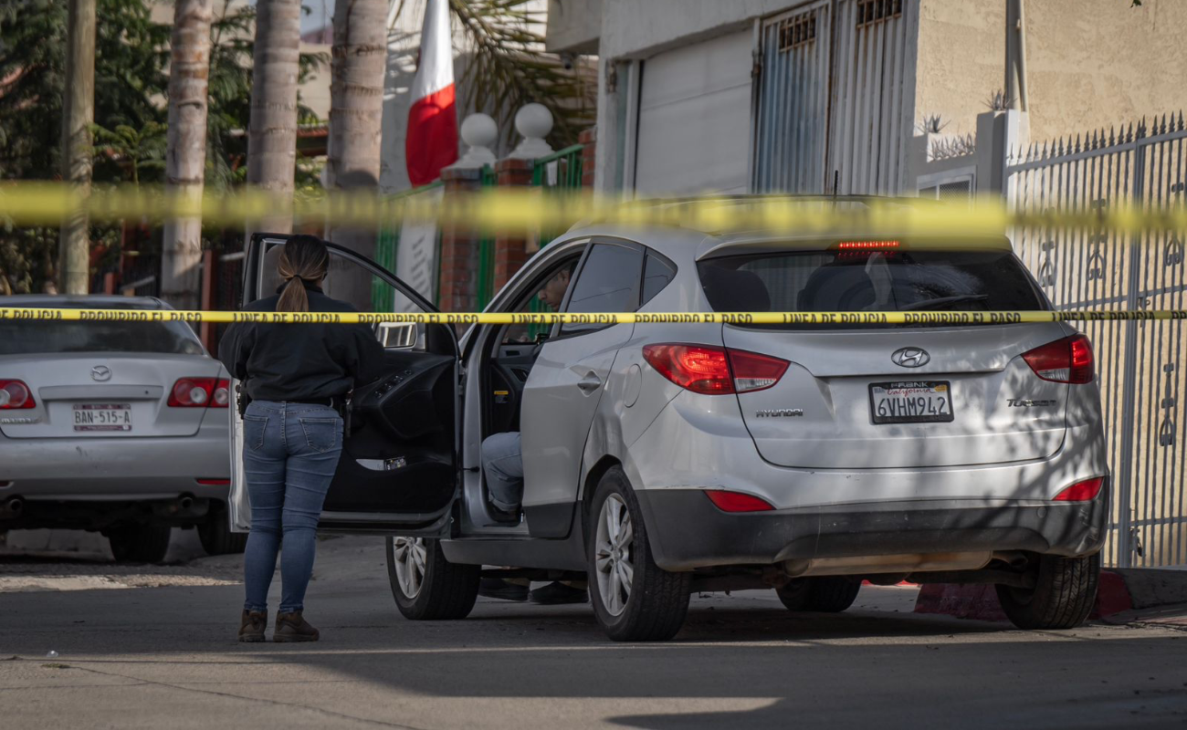 Asesinan a mujer a tiros en su auto en Playas de Tijuana