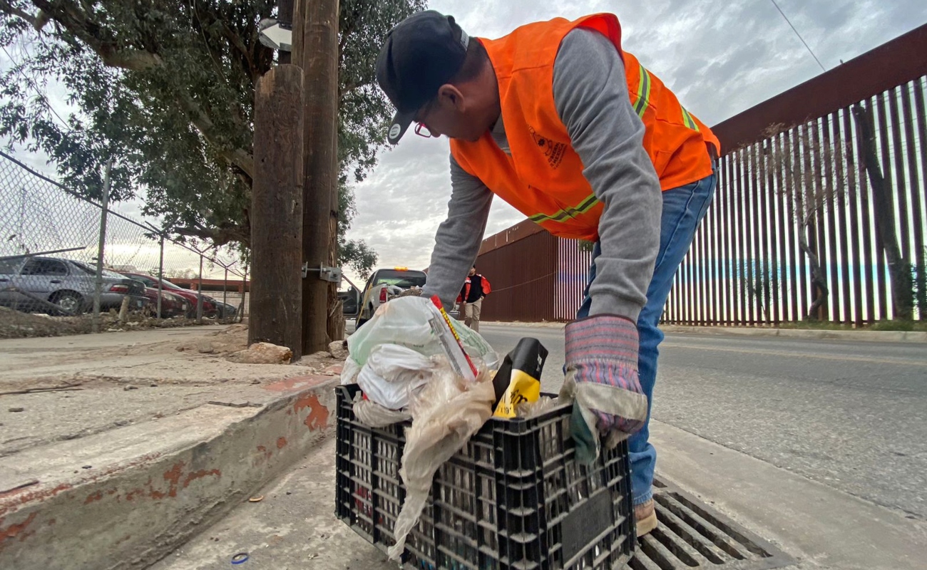Ante posibles lloviznas el Gobierno de Mexicali retira obstáculos y basura de las principales vialidades