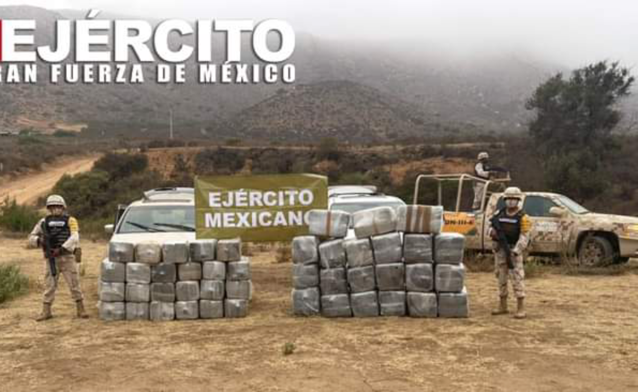 Aseguran militares dos camionetas con 800 kilos de “meta” y marihuana