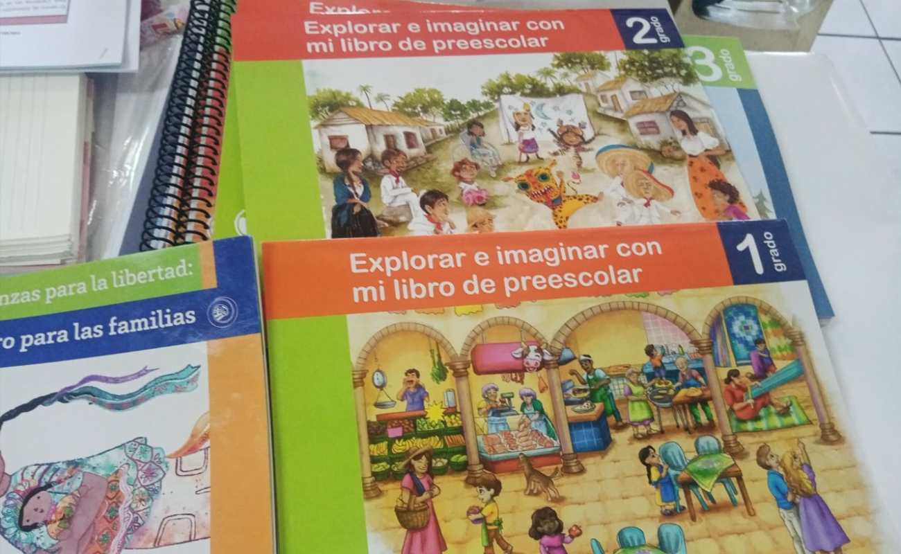 Revisan docentes de educación indígena libros de texto de educación preescolar