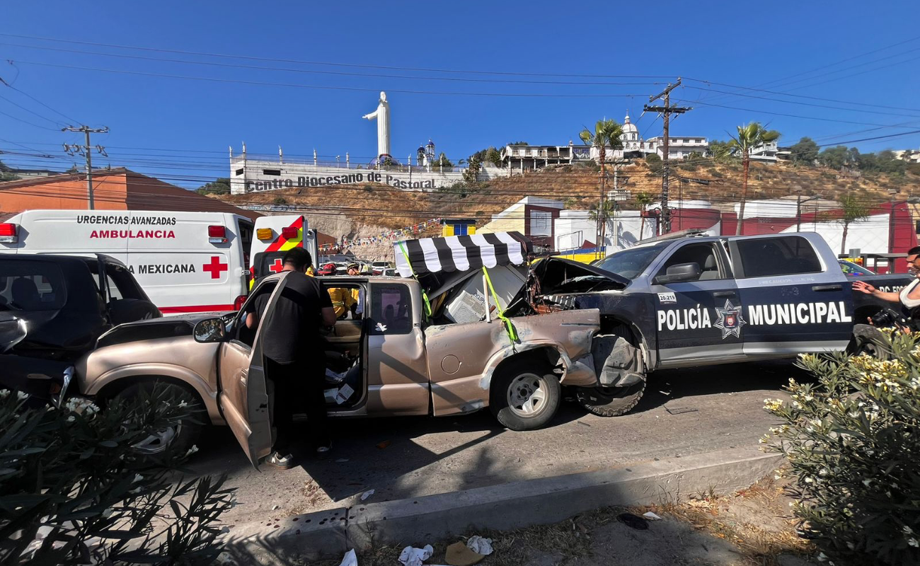 Tres policías municipales lesionados en carambola vehicular