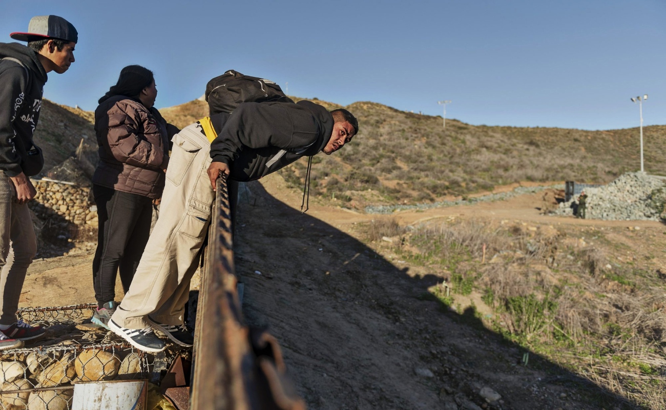 Inicia en SD reemplazo de barrera fronteriza por muro de acero de Trump