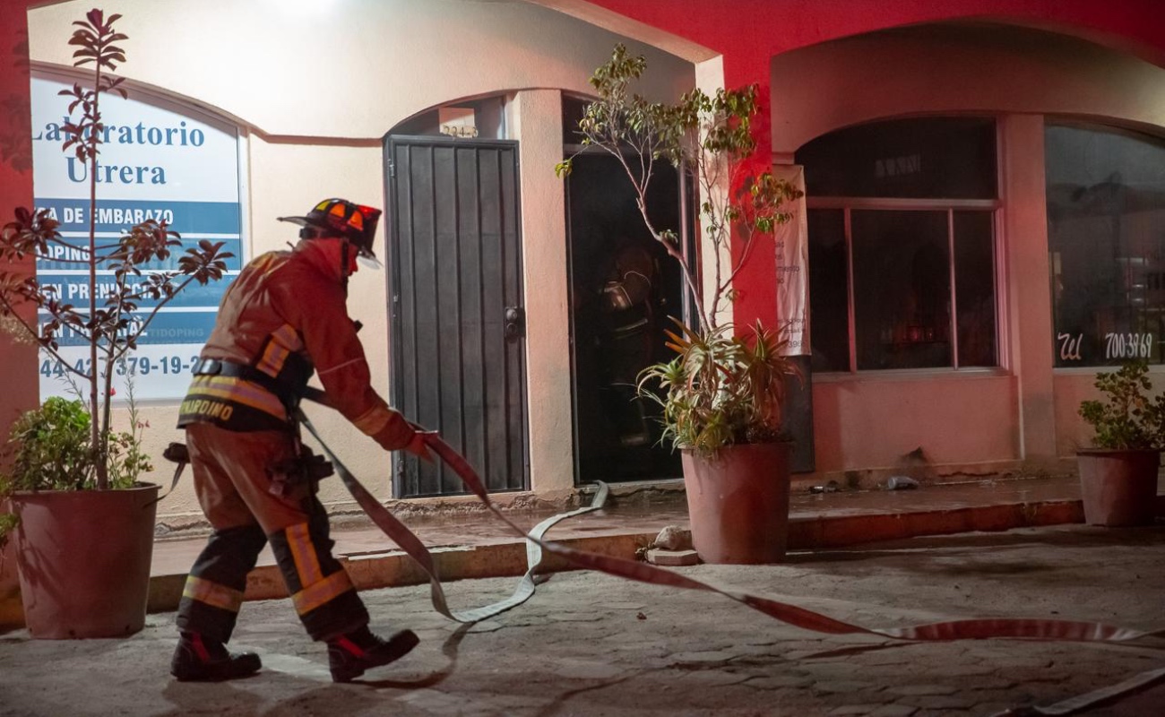 Intentan incendiar local de jugos en La Gloria, Bomberos controlan el siniestro