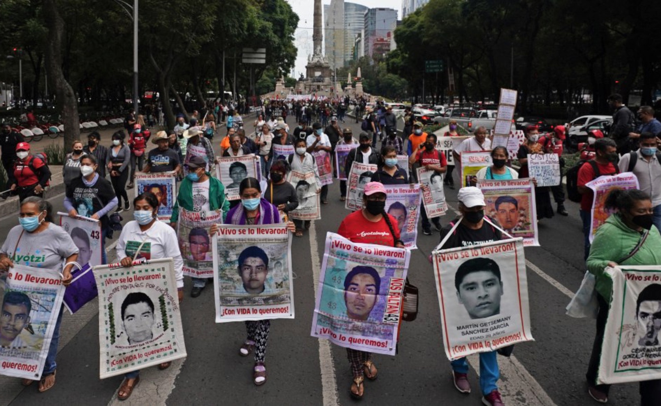 Piden a López Obrador “no sea tapadera” de responsables de desaparición de normalistas