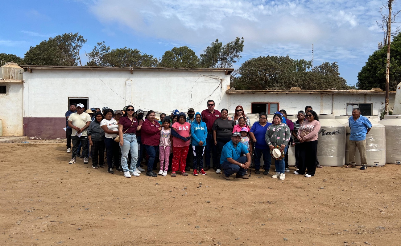 Benefician a 57 familias de Camalú con tinacos de 1,100 litros