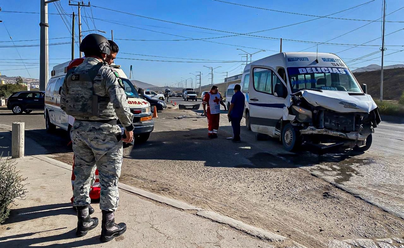 Choque entre transporte público y vehículo particular, deja dos adultos y dos menores lesionados