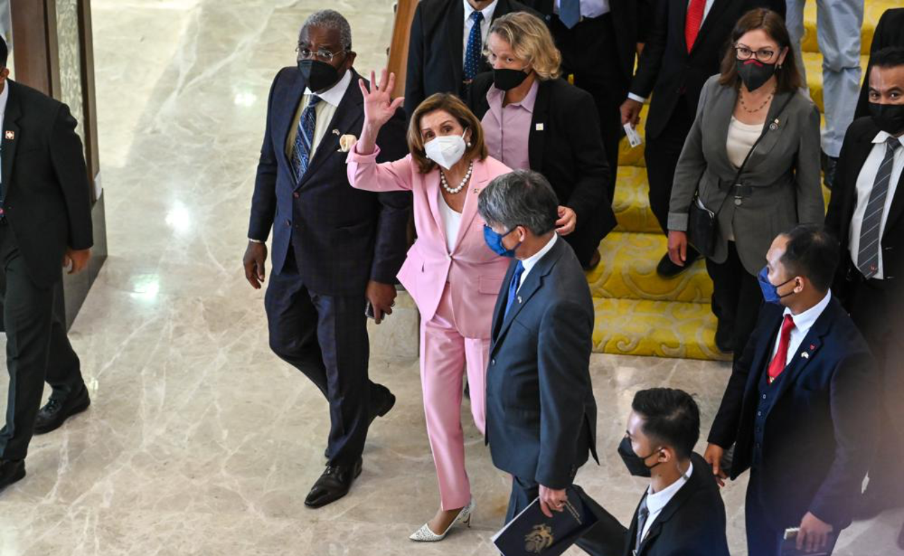 Aterriza Nancy Pelosi en Taiwán pese a advertencias de China