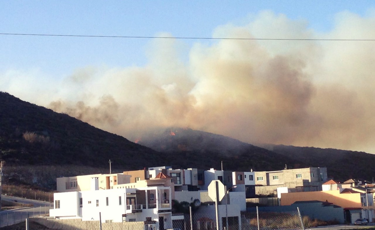 Evacuan en Ensenada a cuatro familias por incendio cerca de Chapultepec