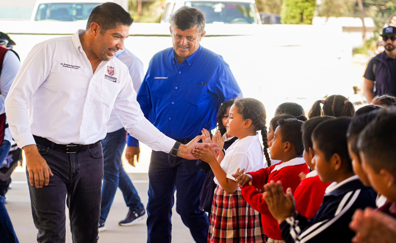 Formaliza Gobierno de Ensenada entrega de techumbre en primaria de San Antonio de las Minas