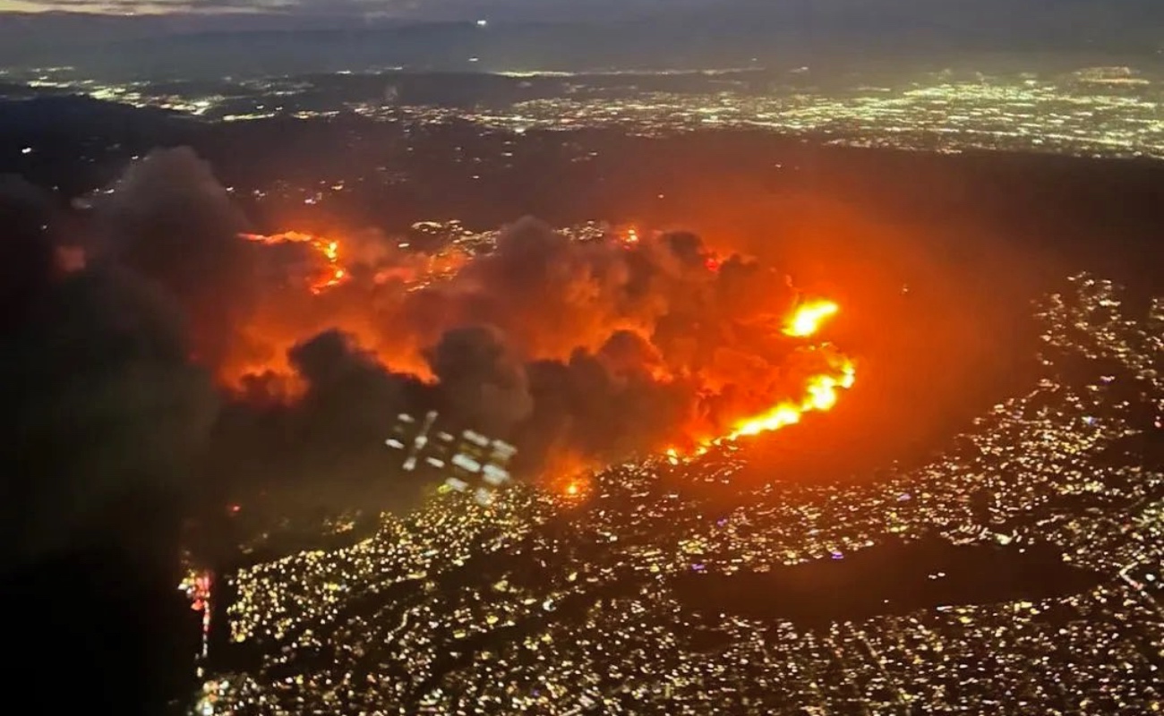 Suman 30 mil personas evacuadas por incendios forestales en Los Ángeles