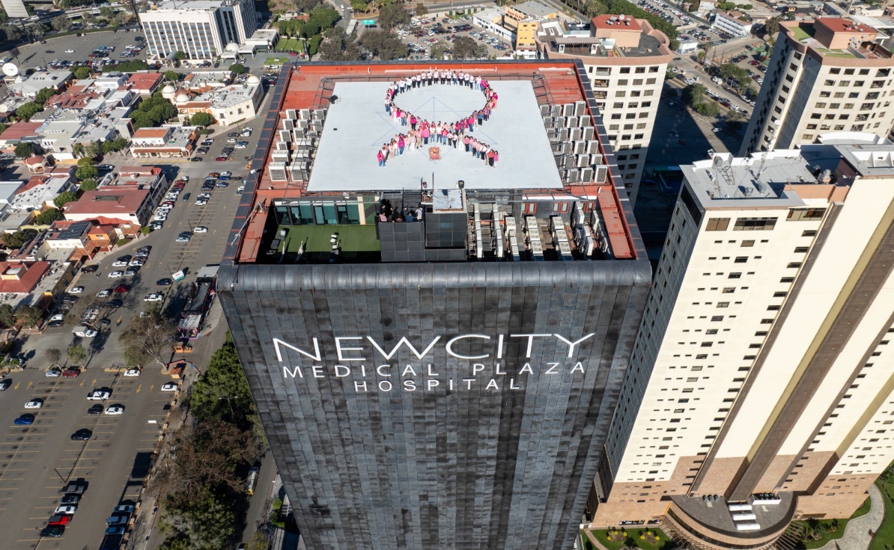 Envían desde las alturas mensaje en favor de la lucha contra el Cáncer de Mama