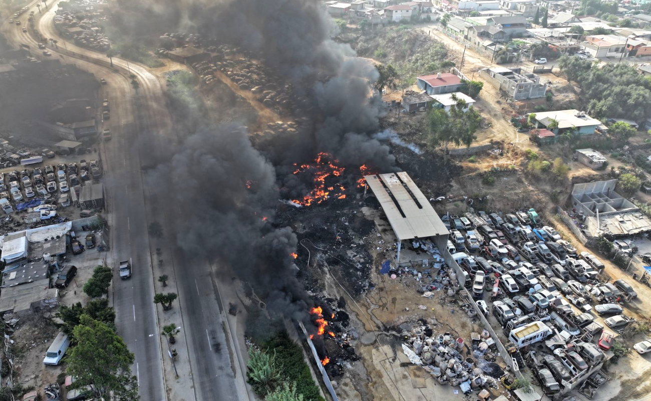 Tardaron casi 12 horas en sofocar incendio de recicladora