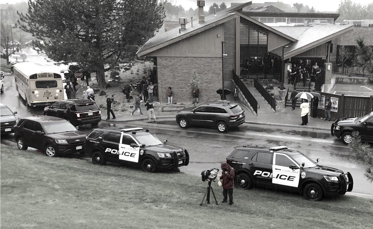 Ataque armado en escuela de Denver, deja un muerto y ocho heridos