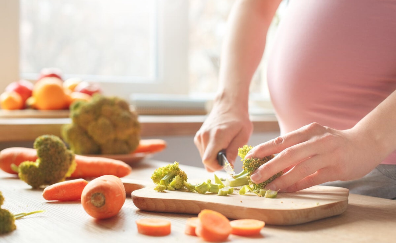 Llevar una dieta balanceada a mujeres embarazadas, les ofrece múltiples beneficios: SS