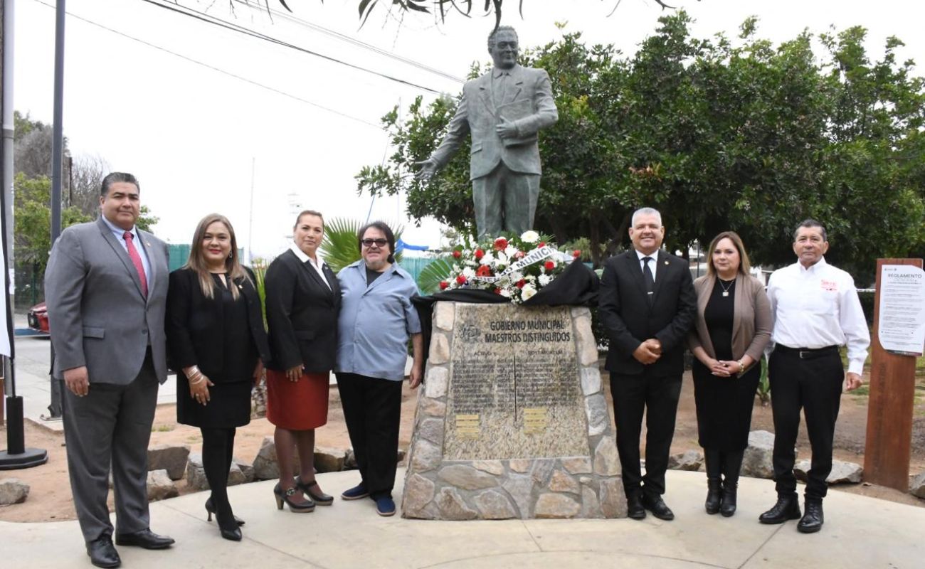 Honra Gobierno de Ensenada a destacados maestros en su día