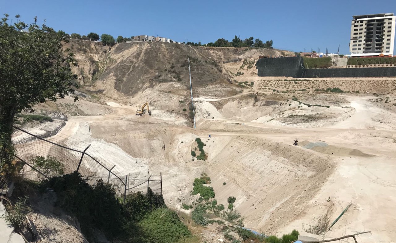 Temen derrumbes en Lomas de Agua Caliente