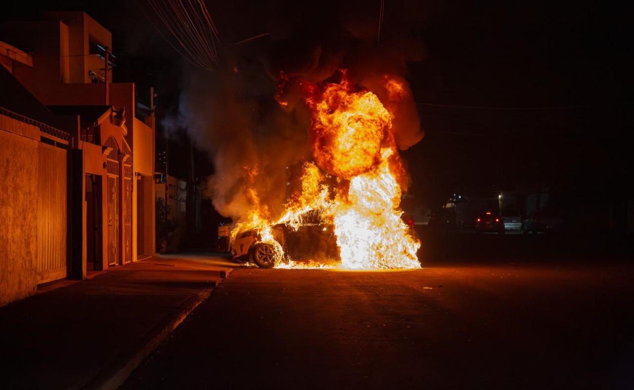 Pareja incendia vehículo en la Zona Norte; fueron detenidos