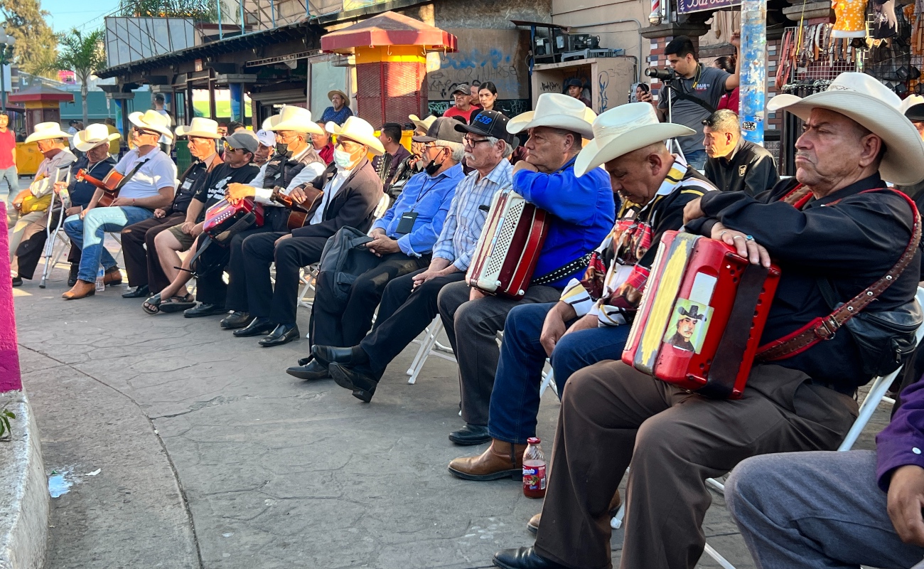 Entregan credenciales a músicos de la Plaza Santa Cecilia de Tijuana