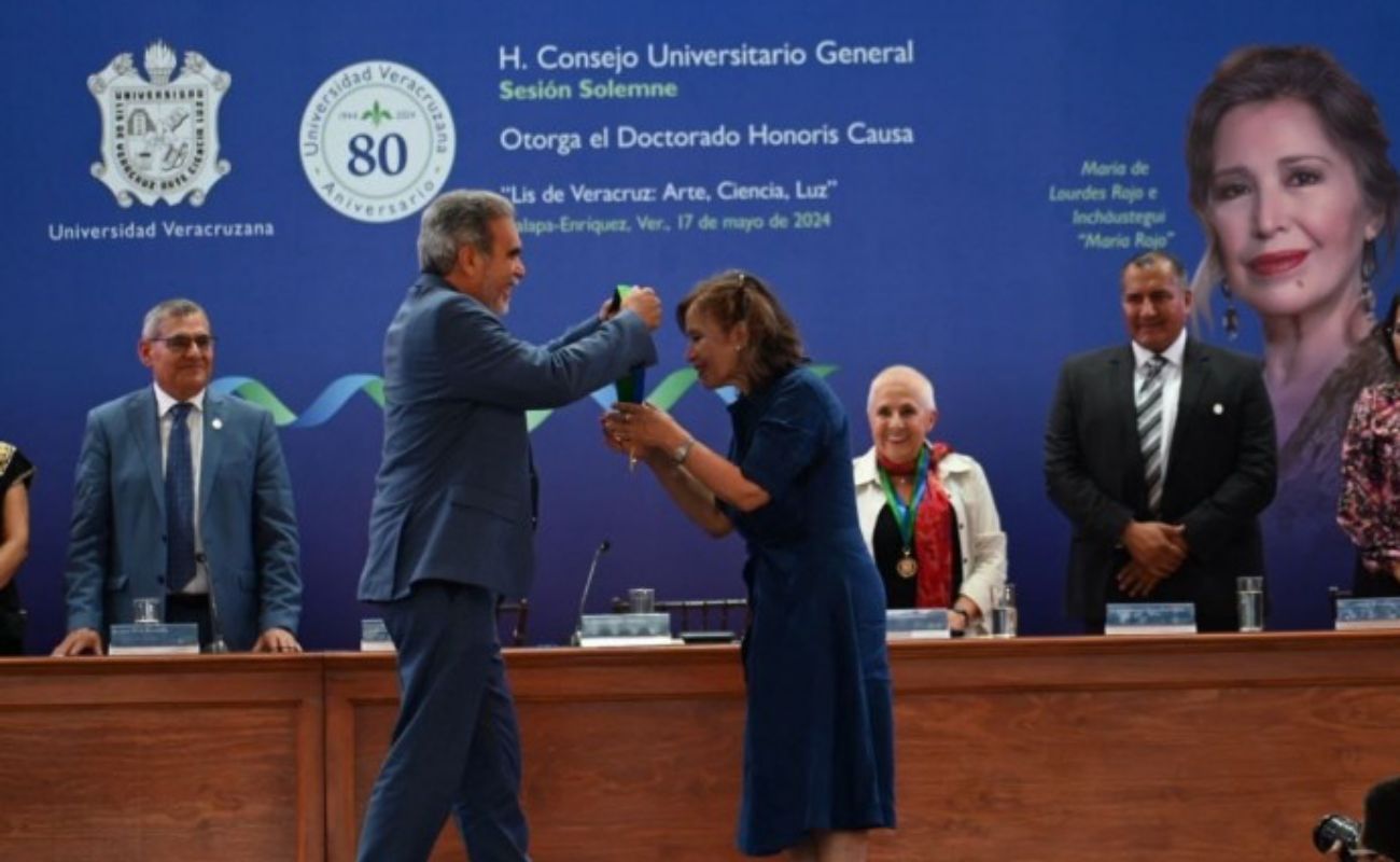 Recibe María Rojo recibe Doctorado Honoris Causa de la Universidad Veracruzana