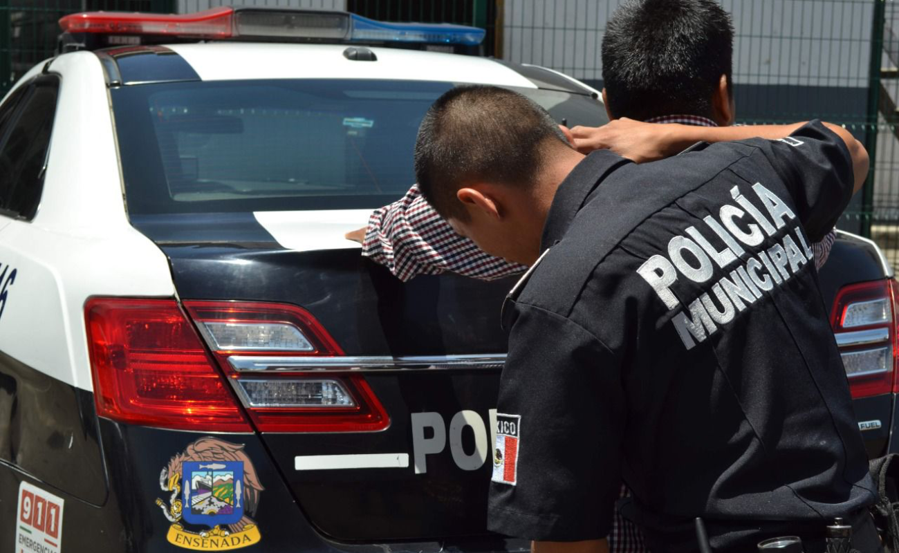 Arrestan a sujeto en posesión de vehículo robado