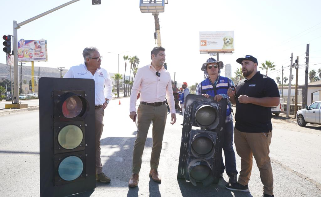 Encabeza alcalde Armando Ayala mesa de trabajo y pide celeridad para sincronización efectiva de semáforos
