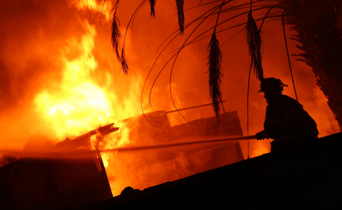 Hombre muere calcinado al incendiarse llantera en Maneadero
