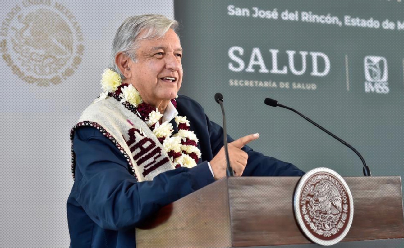 Convoca AMLO a médicos desempleados y jubilados a ocupar vacantes en Sector Salud