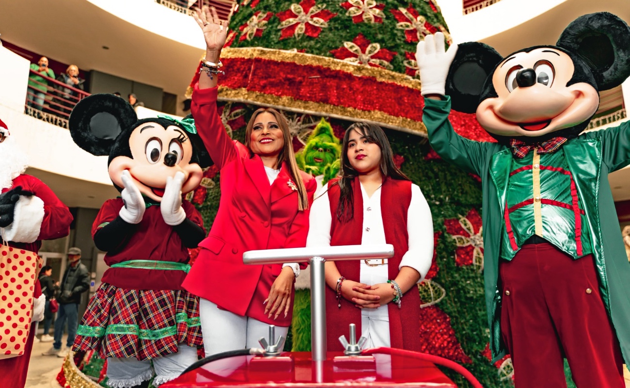 Enciende alcaldesa Claudia Agatón el árbol navideño de la Casa Municipal