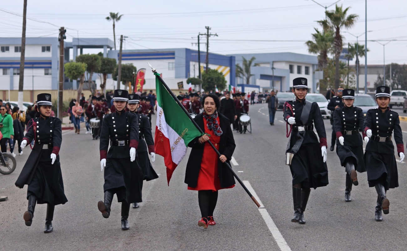 Encabeza Araceli Brown desfile cívico por el Día de la Bandera