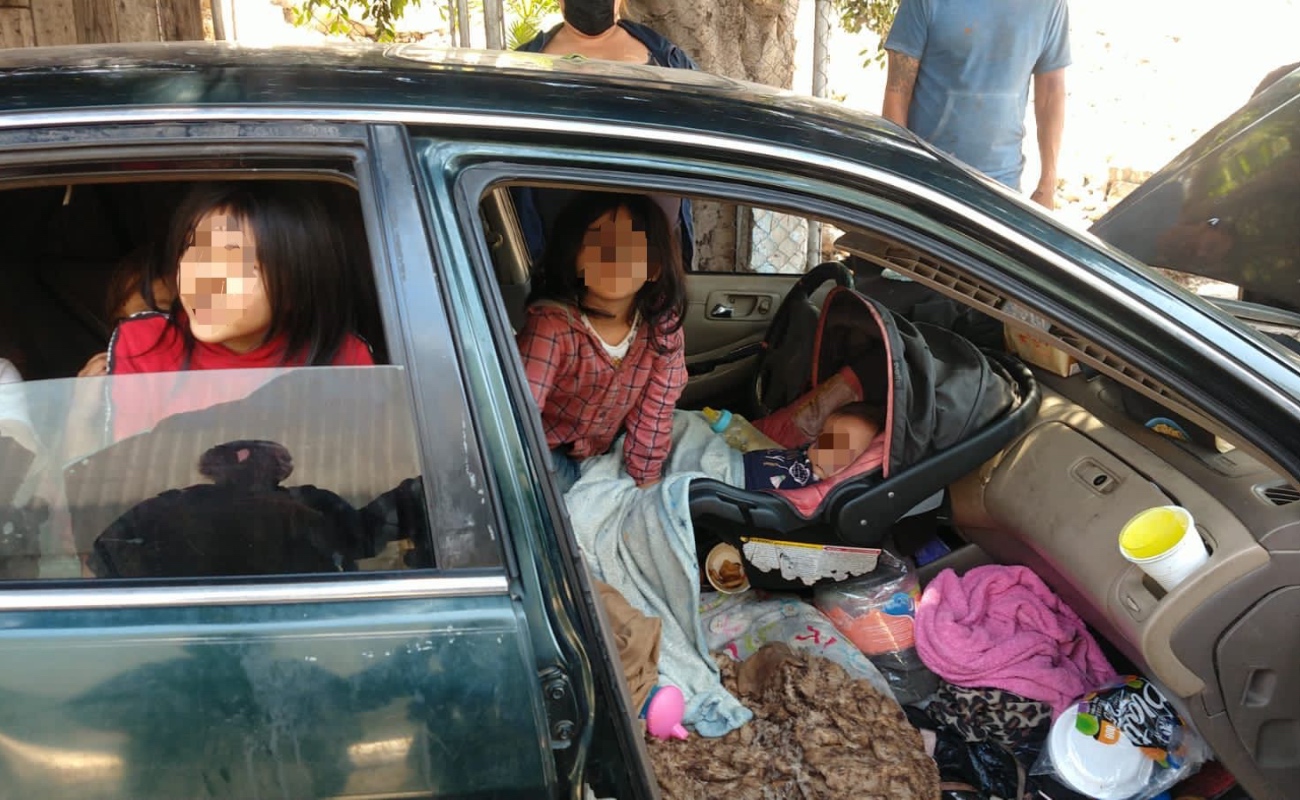 Rescatan a 8 niños que vivían dentro de un vehículo en calles de “La Liber”