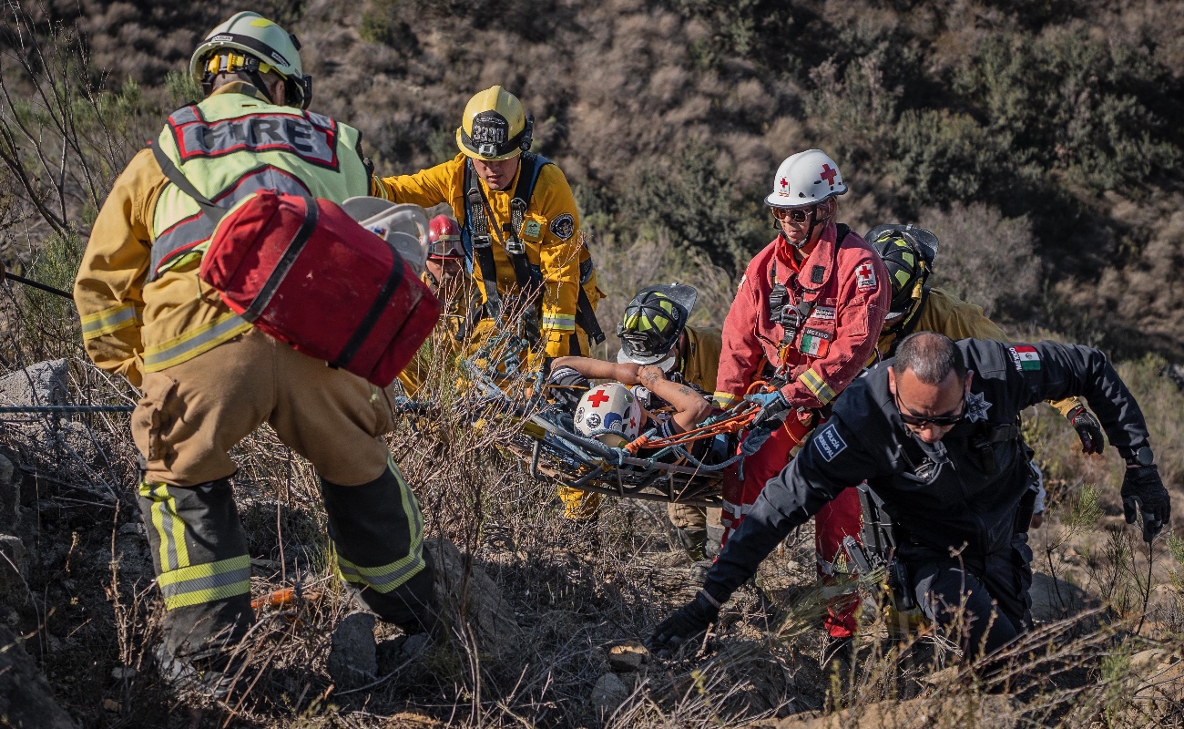 Sobrevive mujer atrapada dos días en vehículo volcado