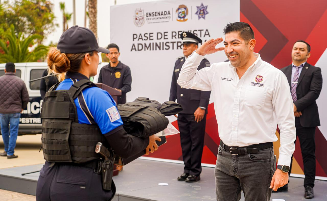 Entrega Armando Ayala uniformes y chalecos antibalas a Policías Municipales